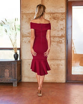 Schulterfreies, figurbetontes Midikleid mit Rüschen